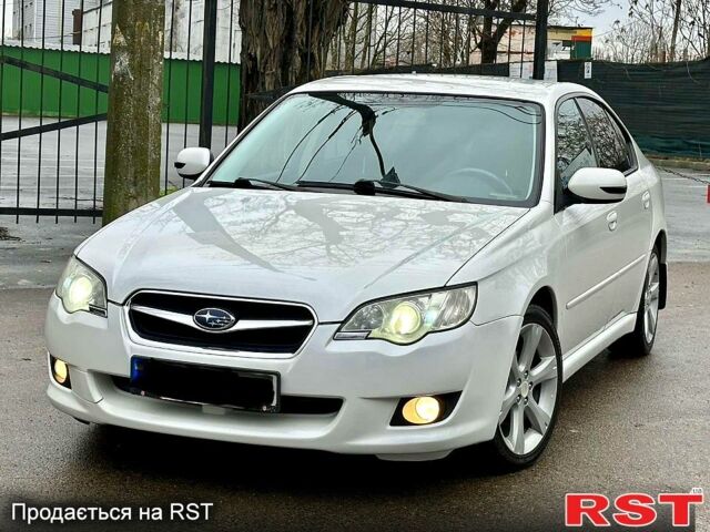 Белый Субару Легаси, объемом двигателя 2 л и пробегом 24800 тыс. км за 5400 $, фото 1 на Automoto.ua