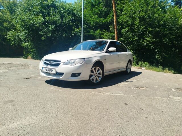 Білий Субару Легасі, об'ємом двигуна 2.5 л та пробігом 266 тис. км за 4500 $, фото 1 на Automoto.ua