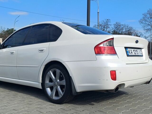 Белый Субару Легаси, объемом двигателя 2.5 л и пробегом 225 тыс. км за 7500 $, фото 1 на Automoto.ua