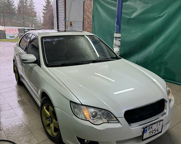 Білий Субару Легасі, об'ємом двигуна 2 л та пробігом 300 тис. км за 5100 $, фото 1 на Automoto.ua