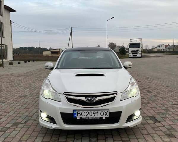 Белый Субару Легаси, объемом двигателя 2 л и пробегом 211 тыс. км за 7000 $, фото 1 на Automoto.ua