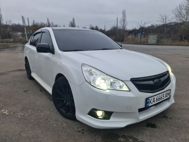 Белый Субару Легаси, объемом двигателя 2.5 л и пробегом 180 тыс. км за 9800 $, фото 1 на Automoto.ua