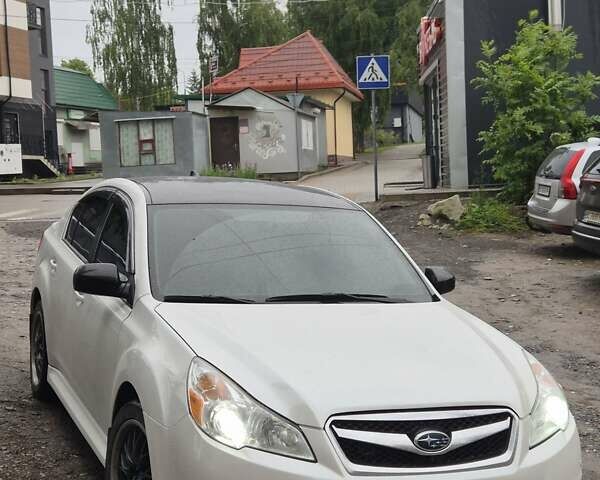Белый Субару Легаси, объемом двигателя 2.46 л и пробегом 124 тыс. км за 11500 $, фото 1 на Automoto.ua