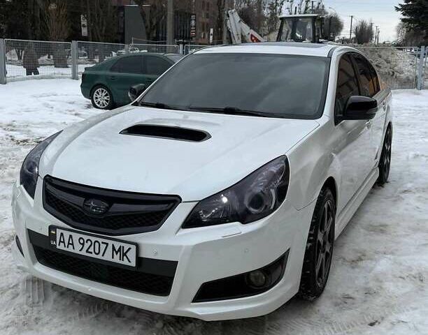 Белый Субару Легаси, объемом двигателя 2.5 л и пробегом 184 тыс. км за 9500 $, фото 1 на Automoto.ua