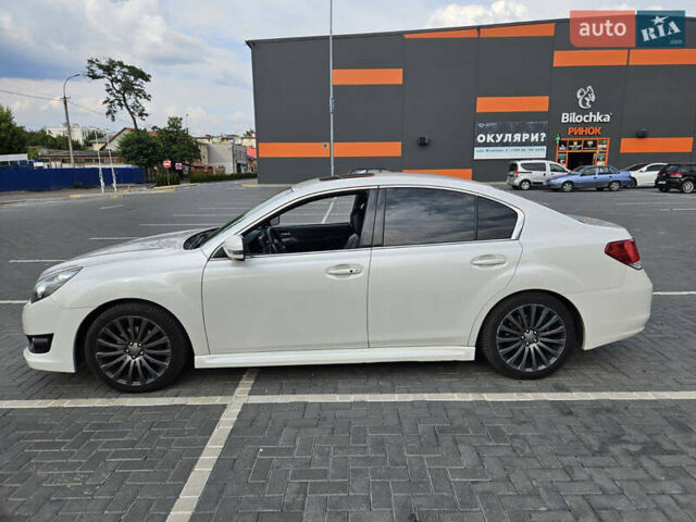 Белый Субару Легаси, объемом двигателя 2.46 л и пробегом 198 тыс. км за 8600 $, фото 1 на Automoto.ua