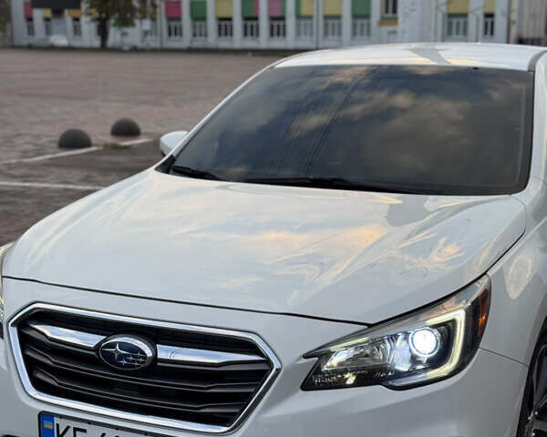 Белый Субару Легаси, объемом двигателя 2.46 л и пробегом 77 тыс. км за 18000 $, фото 1 на Automoto.ua