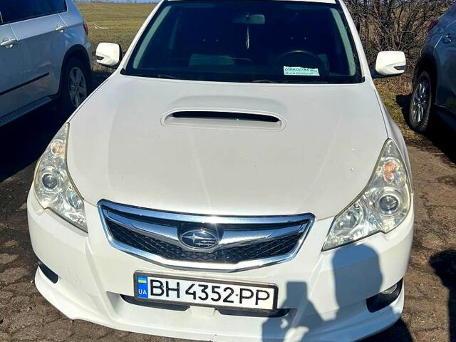 Белый Субару Легаси, объемом двигателя 2 л и пробегом 200 тыс. км за 7500 $, фото 1 на Automoto.ua