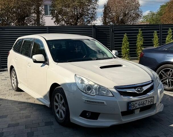 Белый Субару Легаси, объемом двигателя 2 л и пробегом 246 тыс. км за 8000 $, фото 1 на Automoto.ua