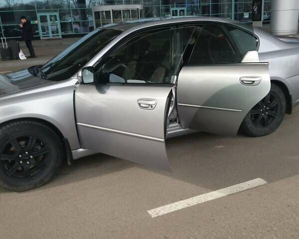 Серый Субару Легаси, объемом двигателя 2 л и пробегом 251 тыс. км за 7000 $, фото 1 на Automoto.ua