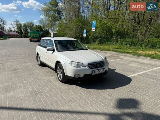 Белый Субару Аутбек, объемом двигателя 2.5 л и пробегом 320 тыс. км за 7500 $, фото 1 на Automoto.ua
