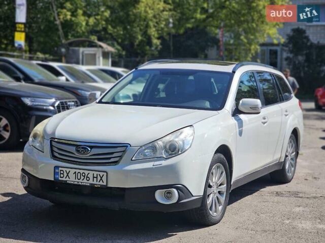 Белый Субару Аутбек, объемом двигателя 2.46 л и пробегом 280 тыс. км за 9500 $, фото 1 на Automoto.ua