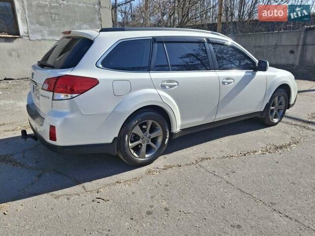 Белый Субару Аутбек, объемом двигателя 2.5 л и пробегом 218 тыс. км за 10500 $, фото 1 на Automoto.ua