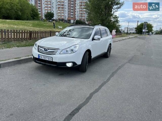 Белый Субару Аутбек, объемом двигателя 2.46 л и пробегом 235 тыс. км за 11111 $, фото 1 на Automoto.ua