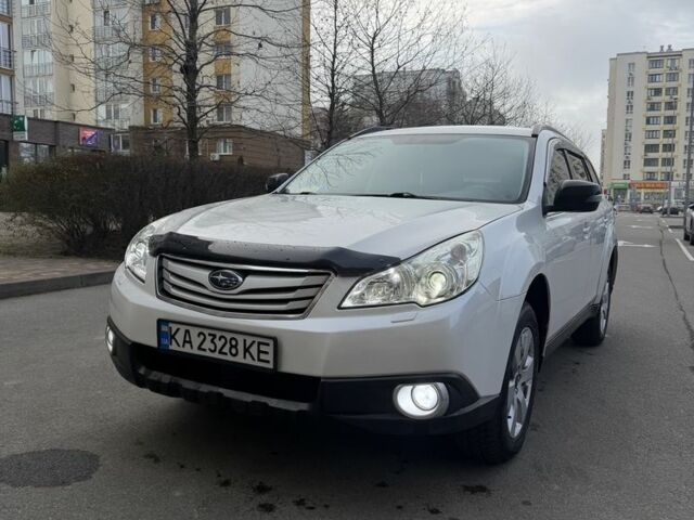 Белый Субару Аутбек, объемом двигателя 2.5 л и пробегом 304 тыс. км за 9700 $, фото 1 на Automoto.ua