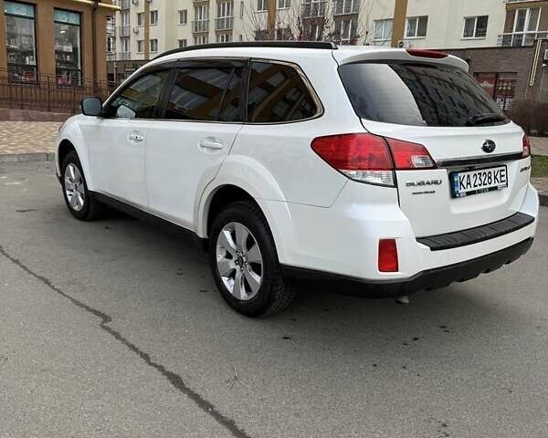 Белый Субару Аутбек, объемом двигателя 2.5 л и пробегом 304 тыс. км за 9700 $, фото 1 на Automoto.ua