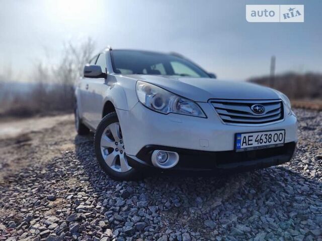 Белый Субару Аутбек, объемом двигателя 2.46 л и пробегом 250 тыс. км за 10000 $, фото 1 на Automoto.ua