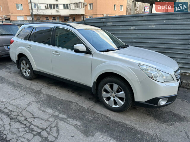 Білий Субару Аутбек, об'ємом двигуна 2.46 л та пробігом 184 тис. км за 11800 $, фото 1 на Automoto.ua