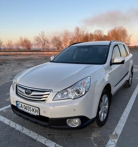 Белый Субару Аутбек, объемом двигателя 2.46 л и пробегом 200 тыс. км за 10000 $, фото 1 на Automoto.ua