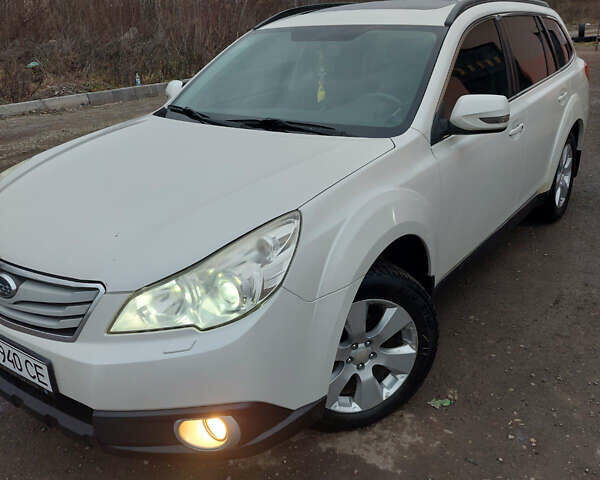 Білий Субару Аутбек, об'ємом двигуна 2.46 л та пробігом 320 тис. км за 10500 $, фото 1 на Automoto.ua