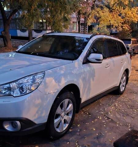 Белый Субару Аутбек, объемом двигателя 2.46 л и пробегом 166 тыс. км за 10500 $, фото 1 на Automoto.ua