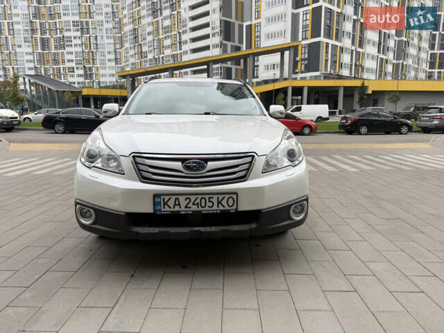 Белый Субару Аутбек, объемом двигателя 2.46 л и пробегом 177 тыс. км за 10200 $, фото 1 на Automoto.ua