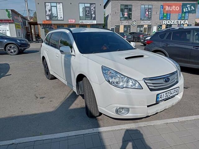 Белый Субару Аутбек, объемом двигателя 2 л и пробегом 297 тыс. км за 11500 $, фото 1 на Automoto.ua