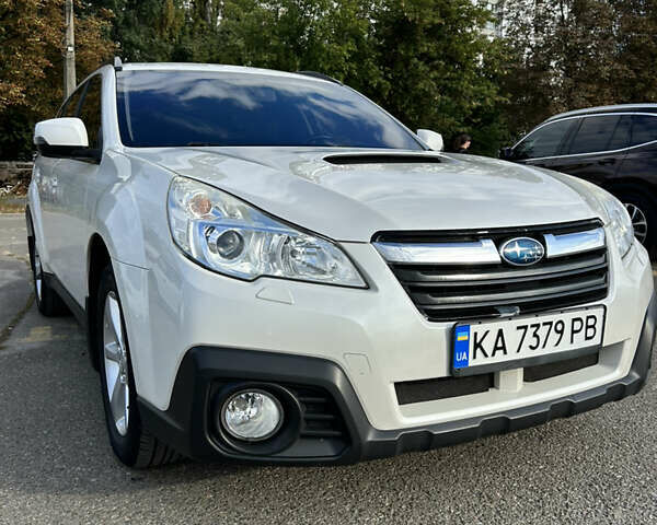 Белый Субару Аутбек, объемом двигателя 2 л и пробегом 197 тыс. км за 11950 $, фото 1 на Automoto.ua