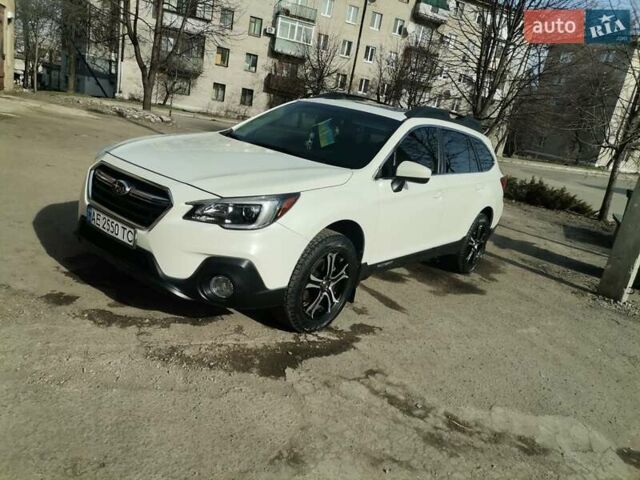 Белый Субару Аутбек, объемом двигателя 0 л и пробегом 186 тыс. км за 17000 $, фото 1 на Automoto.ua