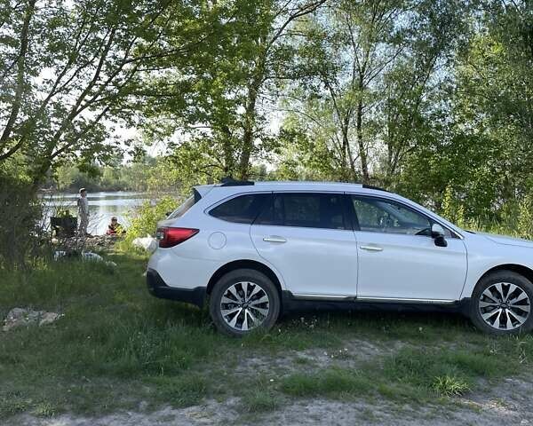 Білий Субару Аутбек, об'ємом двигуна 3.63 л та пробігом 69 тис. км за 26100 $, фото 1 на Automoto.ua