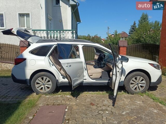 Белый Субару Аутбек, объемом двигателя 2.5 л и пробегом 136 тыс. км за 15999 $, фото 1 на Automoto.ua