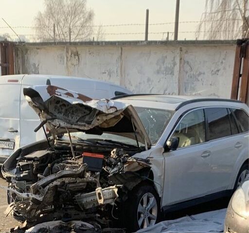 Белый Субару Аутбек, объемом двигателя 0 л и пробегом 102 тыс. км за 2417 $, фото 1 на Automoto.ua