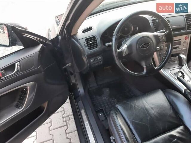 Черный Субару Аутбек, объемом двигателя 3 л и пробегом 205 тыс. км за 8000 $, фото 1 на Automoto.ua