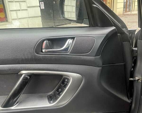 Серый Субару Аутбек, объемом двигателя 3 л и пробегом 269 тыс. км за 6300 $, фото 1 на Automoto.ua