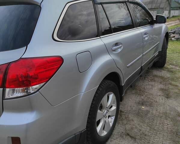 Сірий Субару Аутбек, об'ємом двигуна 2.46 л та пробігом 250 тис. км за 9300 $, фото 1 на Automoto.ua