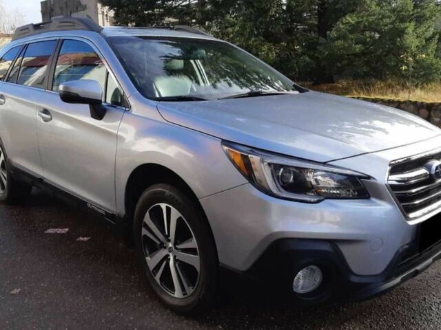 Серый Субару Аутбек, объемом двигателя 2.5 л и пробегом 107 тыс. км за 11500 $, фото 1 на Automoto.ua