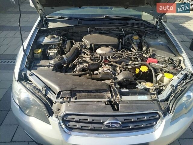 Серый Субару Legacy Outback, объемом двигателя 2.5 л и пробегом 400 тыс. км за 4000 $, фото 1 на Automoto.ua