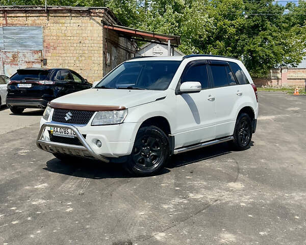 Белый Сузуки Гранд Витара, объемом двигателя 2 л и пробегом 154 тыс. км за 7400 $, фото 1 на Automoto.ua