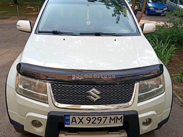 Белый Сузуки Гранд Витара, объемом двигателя 2.4 л и пробегом 250 тыс. км за 10500 $, фото 1 на Automoto.ua