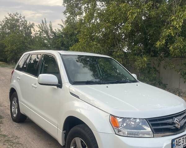 Белый Сузуки Гранд Витара, объемом двигателя 2.39 л и пробегом 180 тыс. км за 9000 $, фото 1 на Automoto.ua