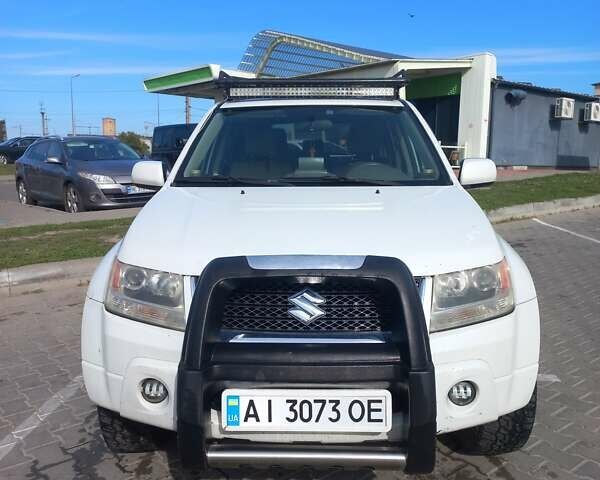 Білий Сузукі Гранд Вітара, об'ємом двигуна 2.4 л та пробігом 280 тис. км за 9000 $, фото 1 на Automoto.ua