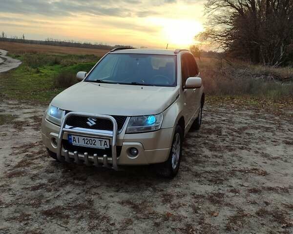 Бежевий Сузукі Гранд Вітара, об'ємом двигуна 2 л та пробігом 245 тис. км за 6000 $, фото 1 на Automoto.ua
