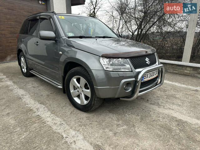 Серый Сузуки Гранд Витара, объемом двигателя 2 л и пробегом 300 тыс. км за 8200 $, фото 1 на Automoto.ua