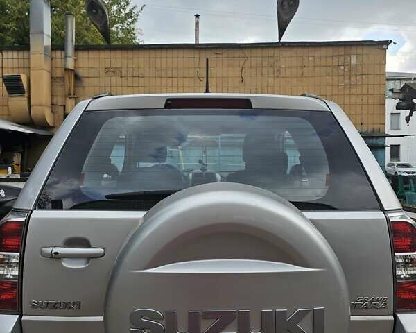 Серый Сузуки Гранд Витара, объемом двигателя 2.4 л и пробегом 200 тыс. км за 8600 $, фото 1 на Automoto.ua