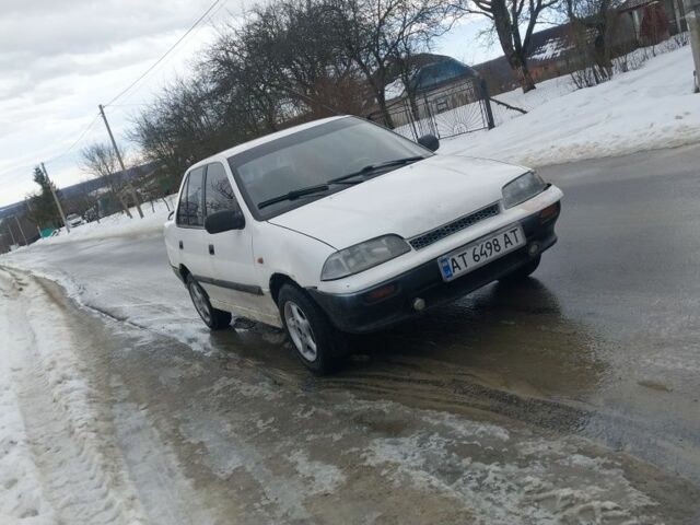 Белый Сузуки Свифт, объемом двигателя 1.3 л и пробегом 300 тыс. км за 600 $, фото 1 на Automoto.ua