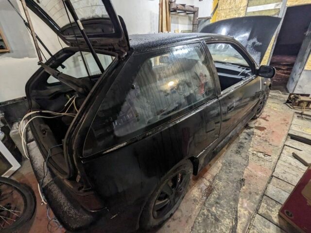 Черный Сузуки Свифт, объемом двигателя 1.3 л и пробегом 90 тыс. км за 750 $, фото 1 на Automoto.ua