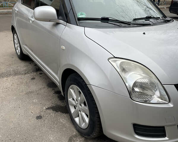Серый Сузуки Свифт, объемом двигателя 1.33 л и пробегом 180 тыс. км за 4900 $, фото 1 на Automoto.ua