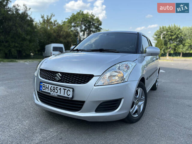 Серый Сузуки Свифт, объемом двигателя 1.2 л и пробегом 179 тыс. км за 6000 $, фото 1 на Automoto.ua