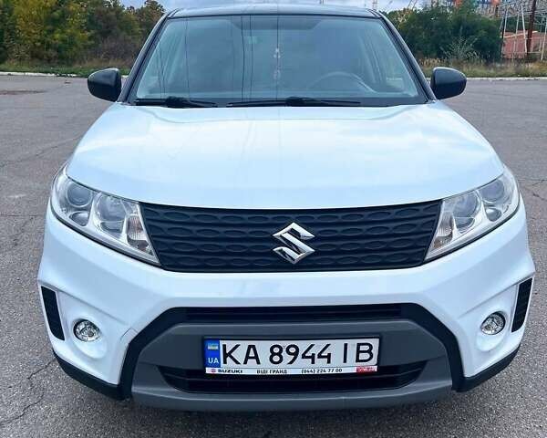 Белый Сузуки Витара, объемом двигателя 1.59 л и пробегом 128 тыс. км за 12500 $, фото 1 на Automoto.ua