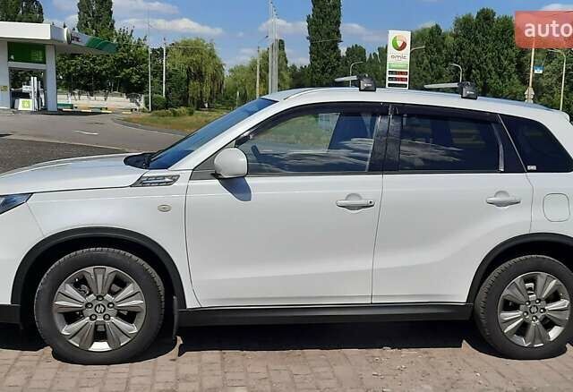Білий Сузукі Вітара, об'ємом двигуна 1 л та пробігом 62 тис. км за 18500 $, фото 1 на Automoto.ua