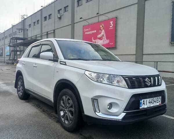 Білий Сузукі Вітара, об'ємом двигуна 1.59 л та пробігом 22 тис. км за 18500 $, фото 1 на Automoto.ua